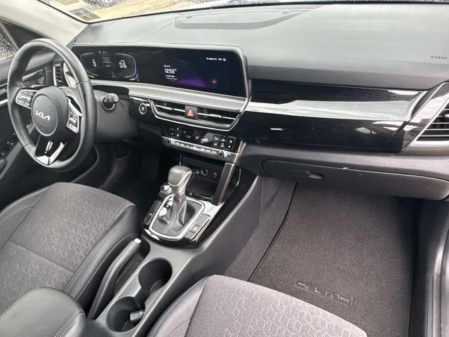 Used 2025 White Kia S image 25
