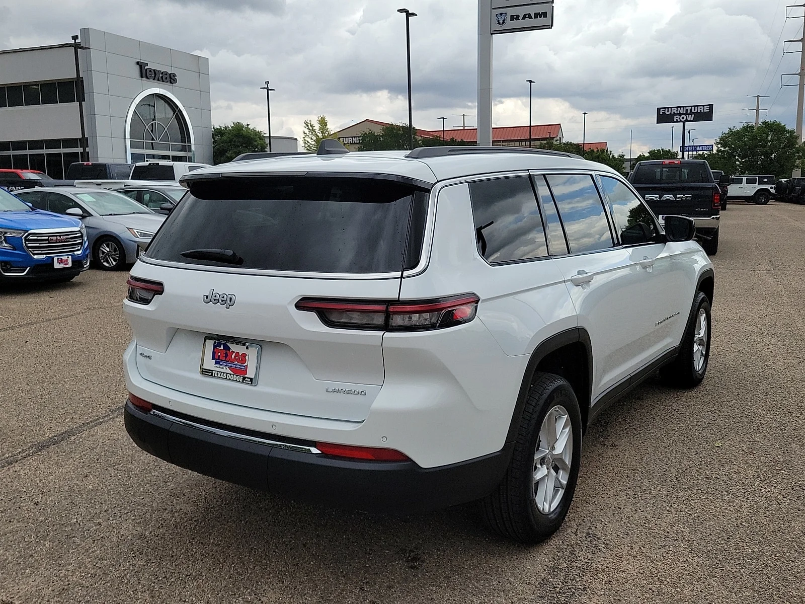 New 2026 PW7 Bright Whit Jeep L LAREDO 4X4 image 4