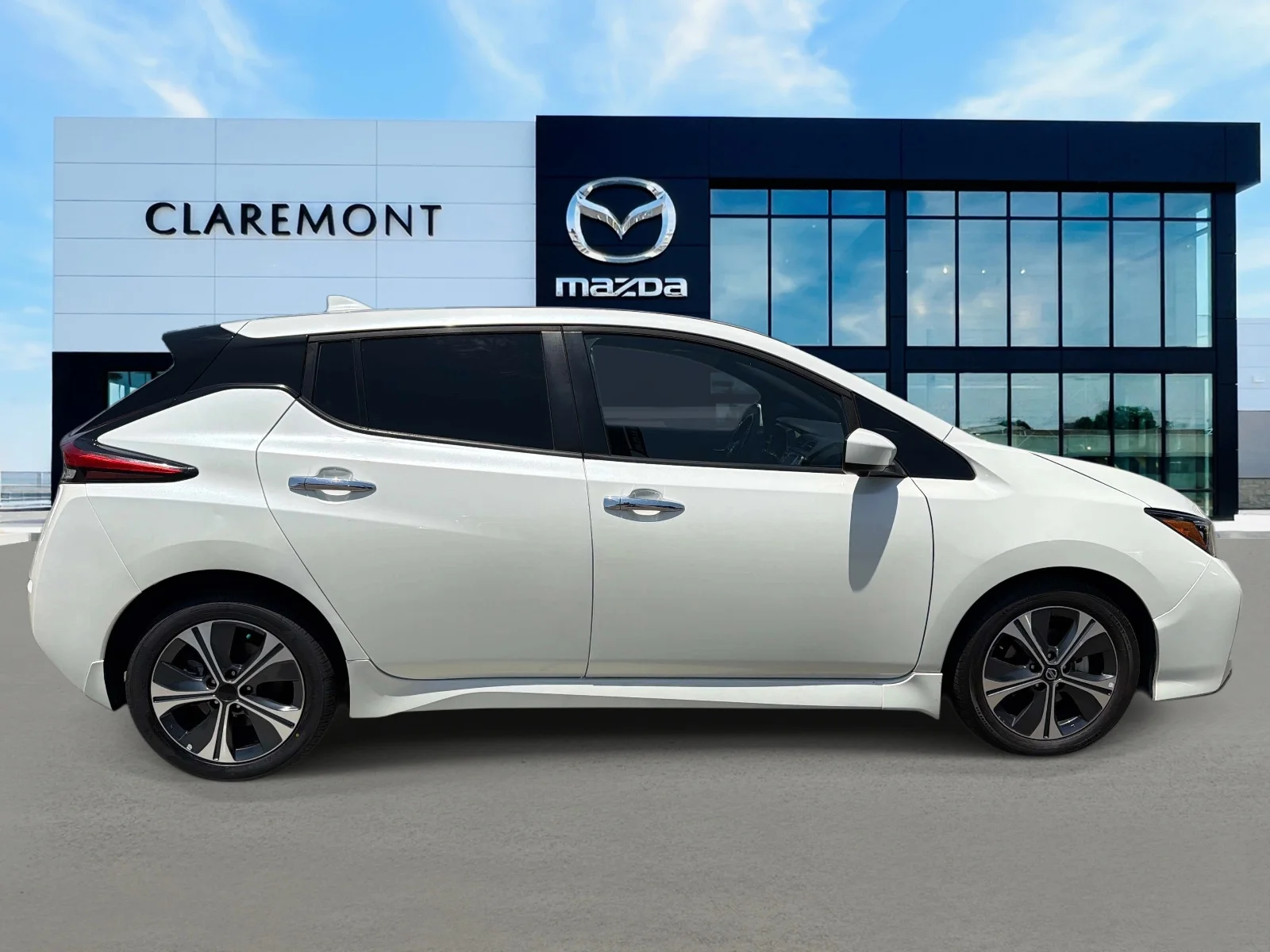 Used 2021 PEARL WHITE Nissan SV PLUS HATCHBACK image 4