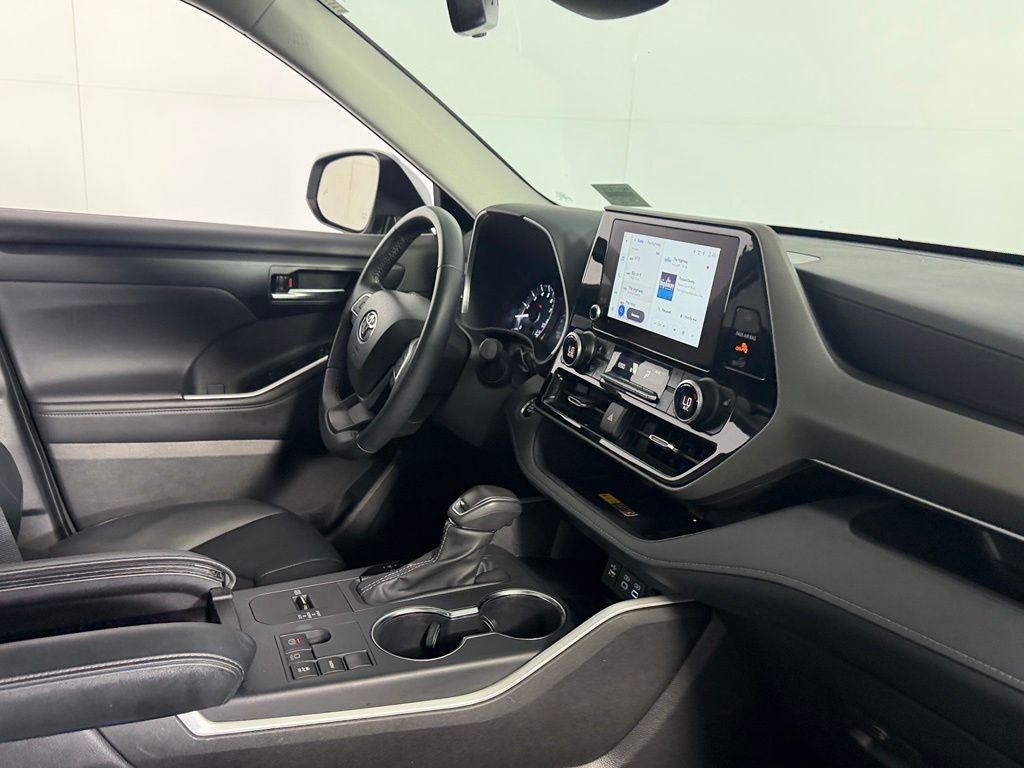 Certified Used 2025 Silver Toyota XLE image 34