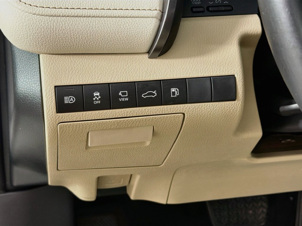 Used 2018 Beige Toyota XLE image 10