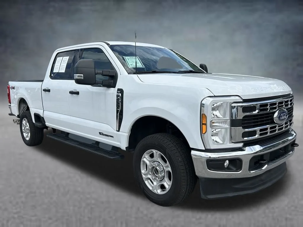 Used 2025 Oxford White Ford XLT image 3