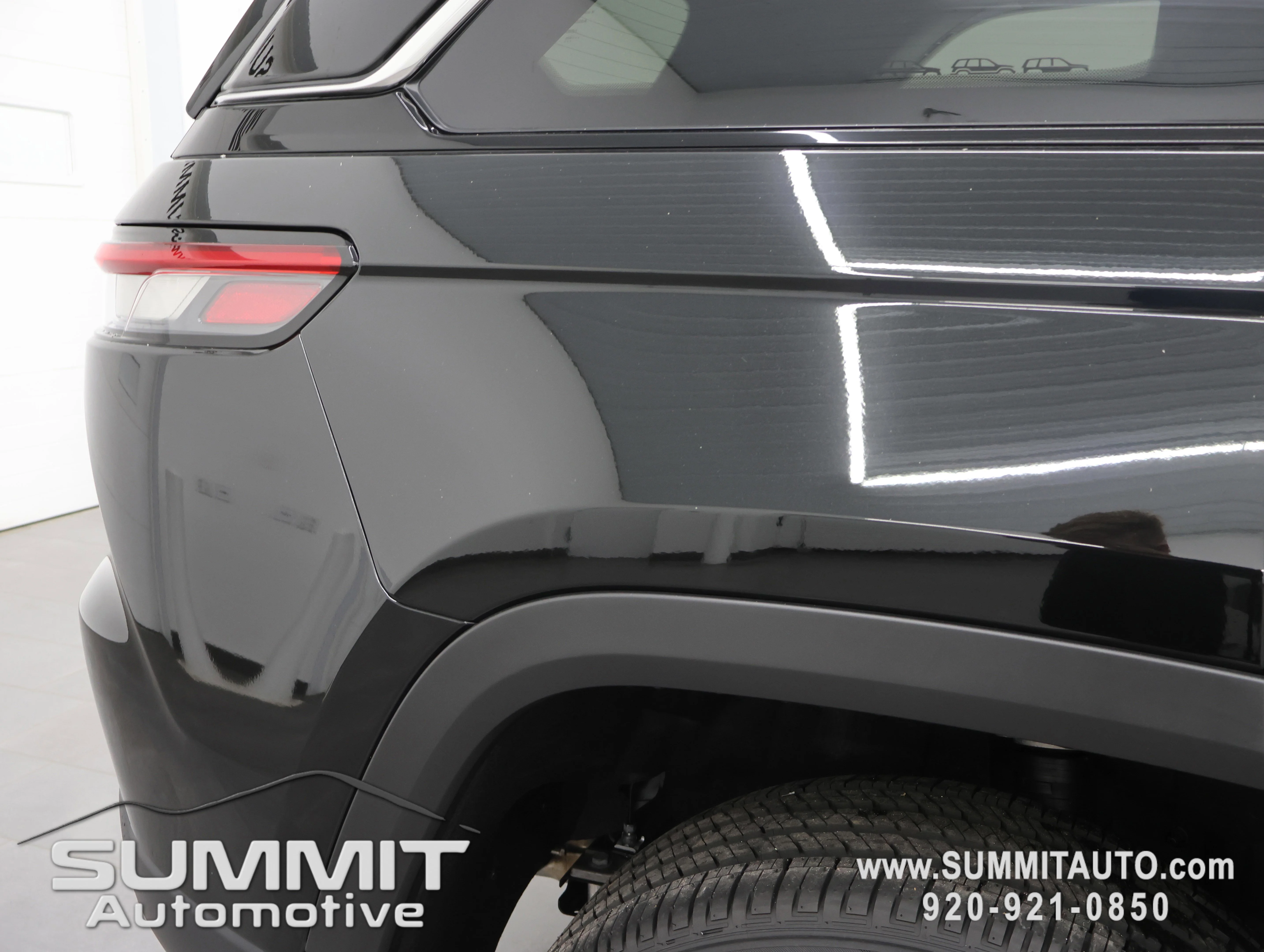 New 2025 Diamond Black Crystal Pearl-Coat Exterior Paint Jeep Limited image 29