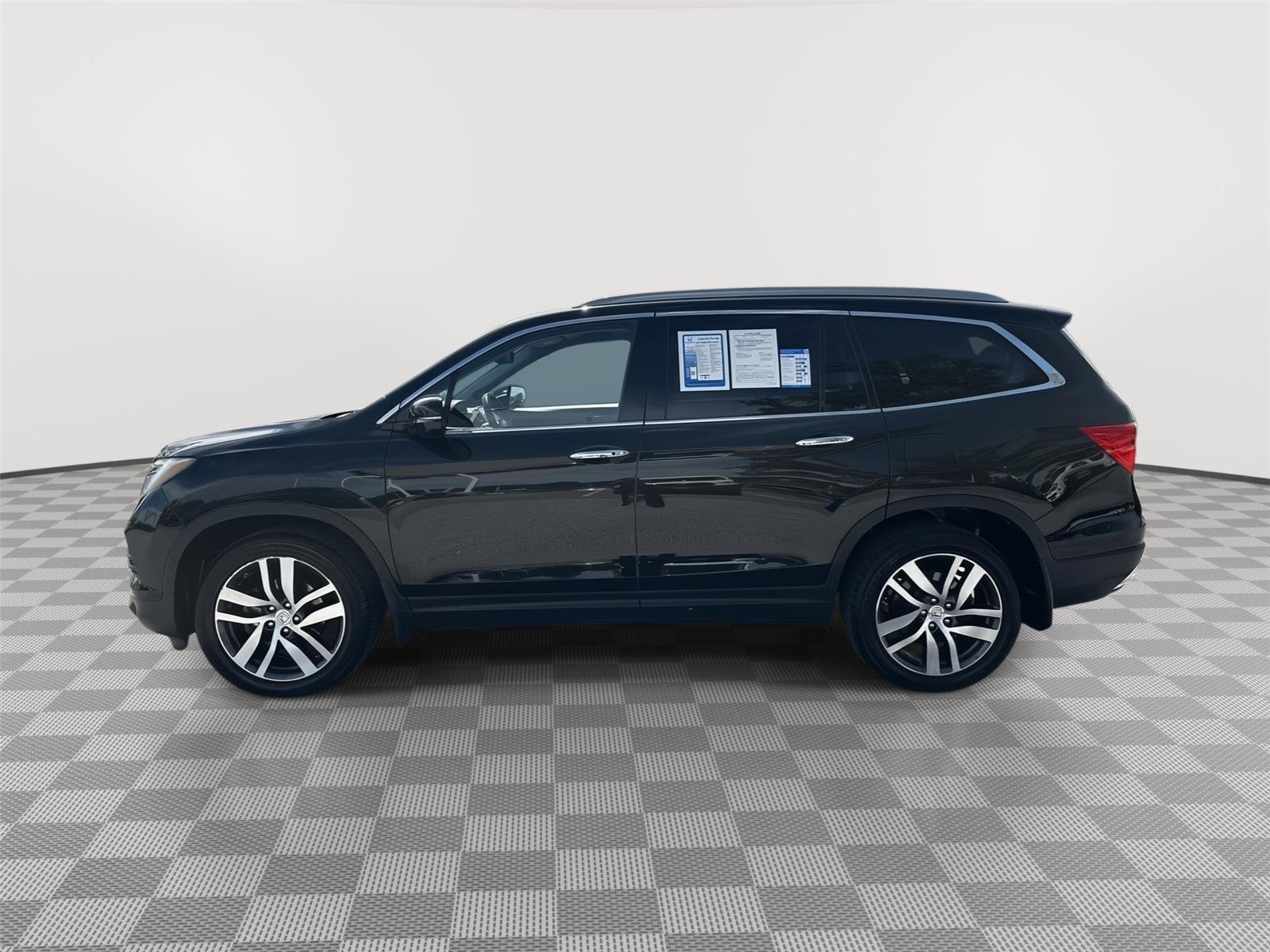 Used 2017 Crystal Black Pearl Honda Touring image 9
