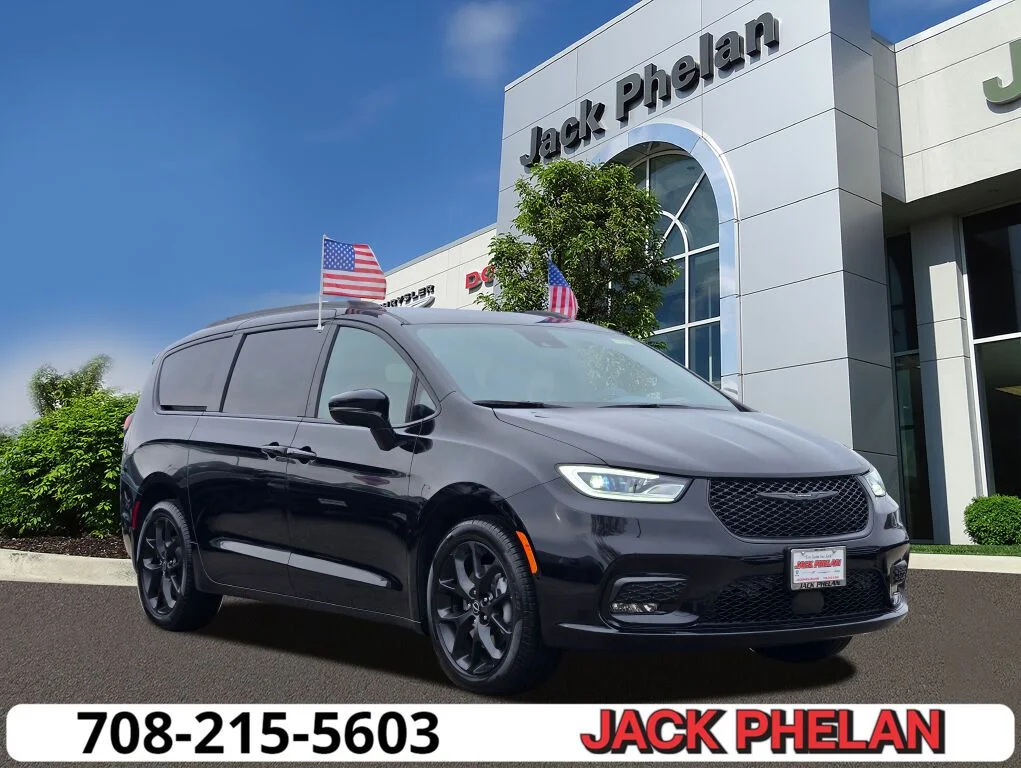 2026 Chrysler Pacifica Select AWD's photo