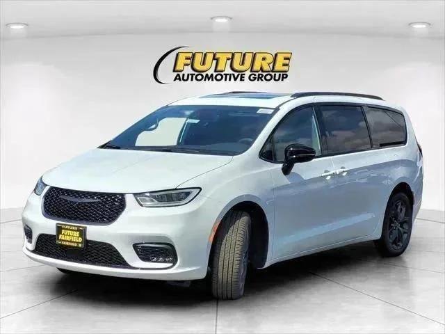 New 2026 Bright White Clear-Coat Exterior Paint Chrysler Limited image 8