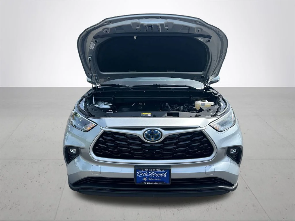Used 2023 Silver Toyota XLE image 4