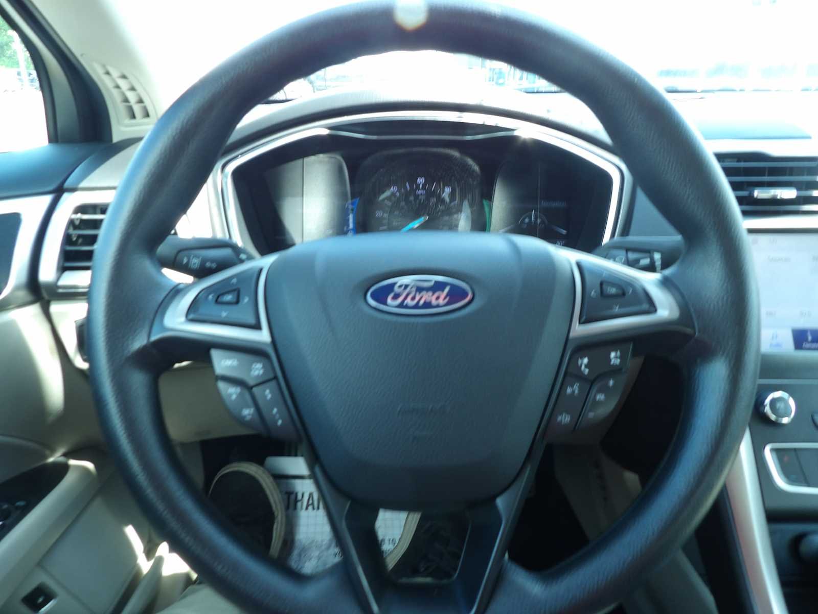 Used 2020 Agate Black Metallic Ford SE image 17