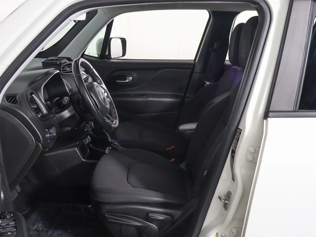 Used 2018 White Jeep Latitude image 22