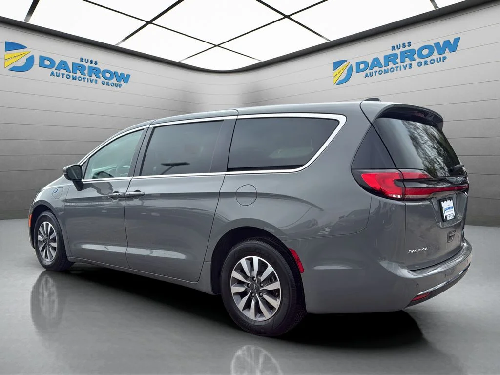 Used 2023 White Chrysler Touring L image 3