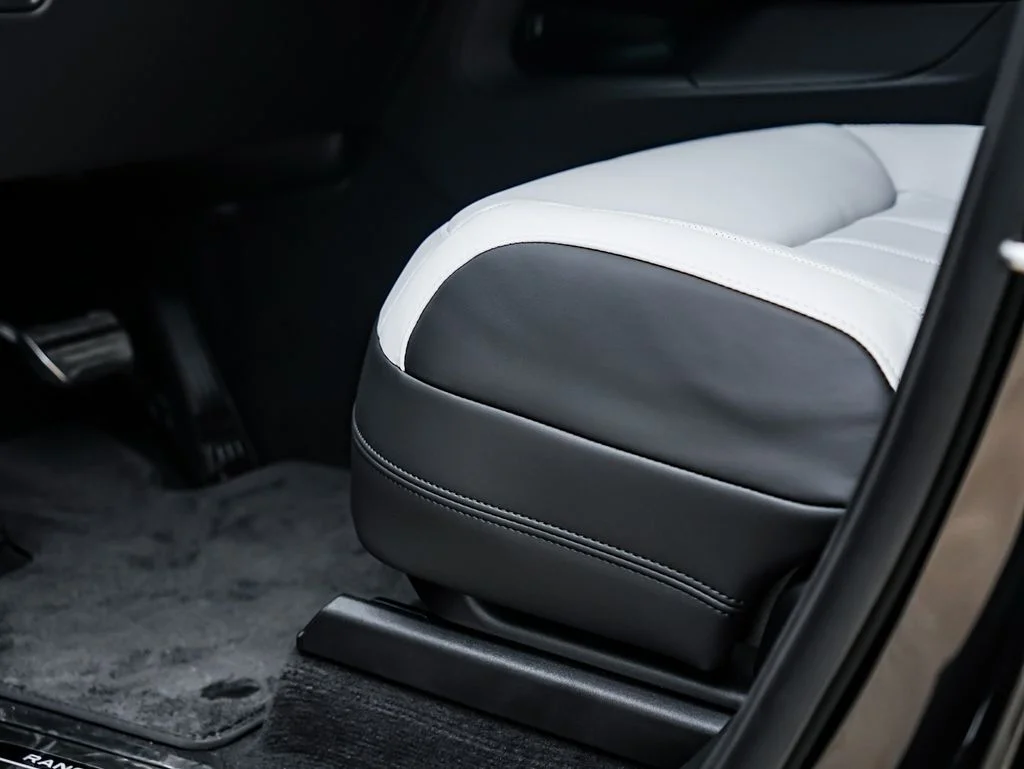 New 2026 Santorini Black Land Rover Dynamic SE image 18