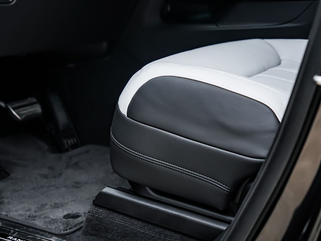 New 2026 Black Land Rover Dynamic SE image 18