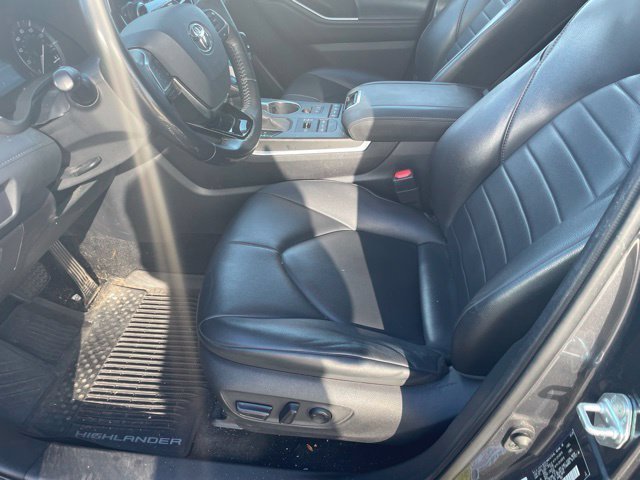 Used 2020 Gray Toyota XLE image 9
