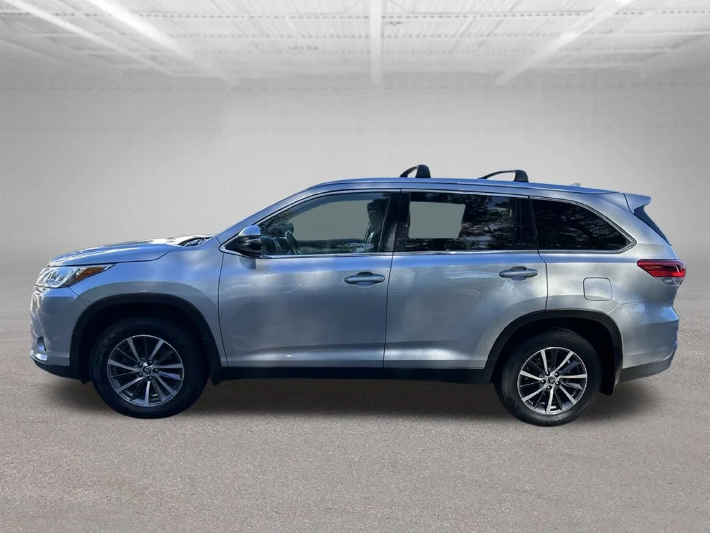 Used 2019 Silver Toyota XLE image 2