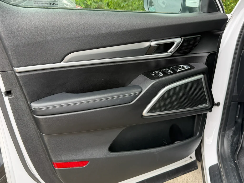 Used 2022 Glacial White Pearl Kia LX image 26
