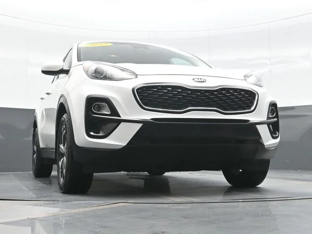 Used 2022 White Kia LX image 22