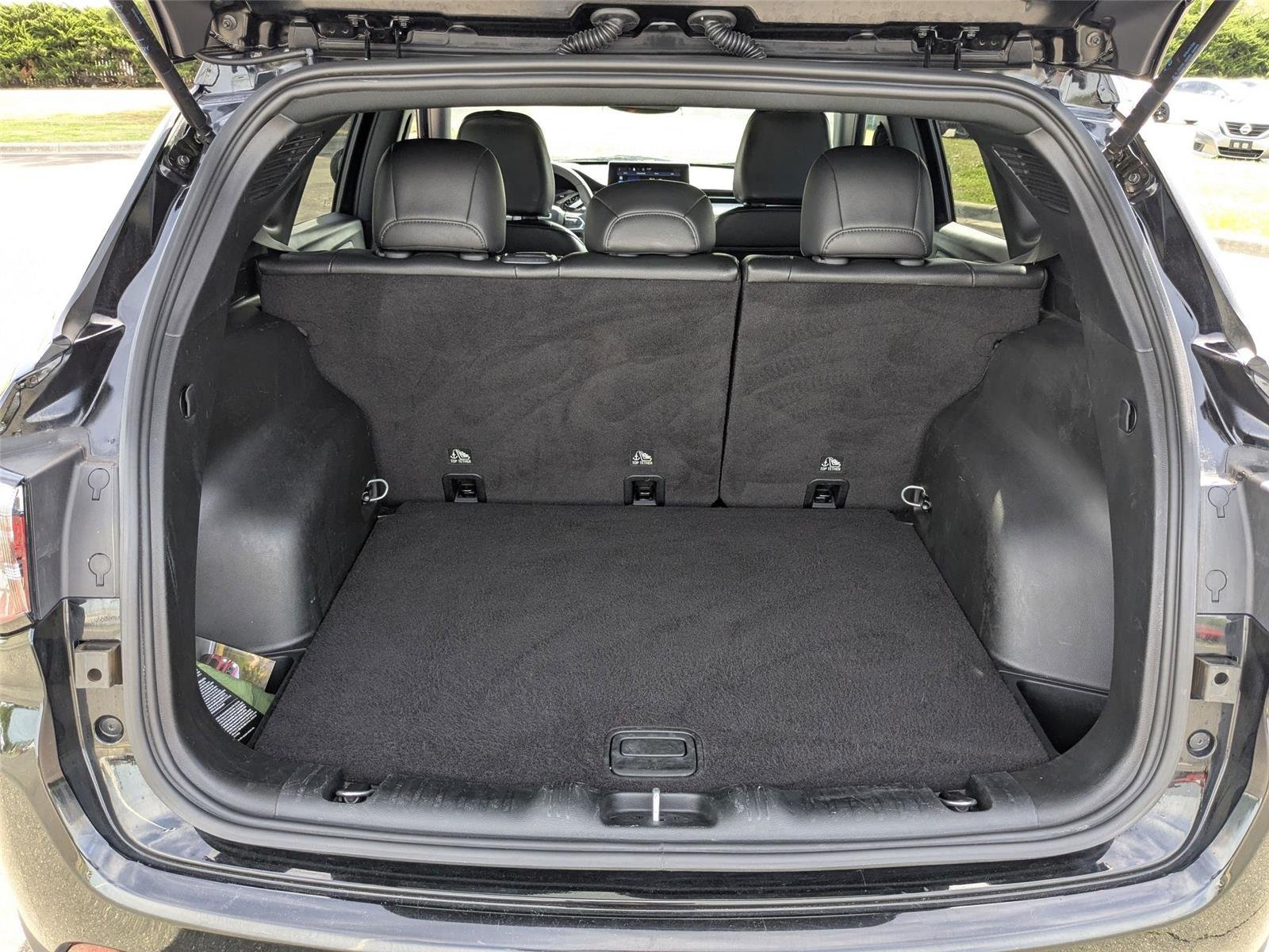 Used 2024 Diamond Black Crystal Pearlcoat Jeep Latitude image 28