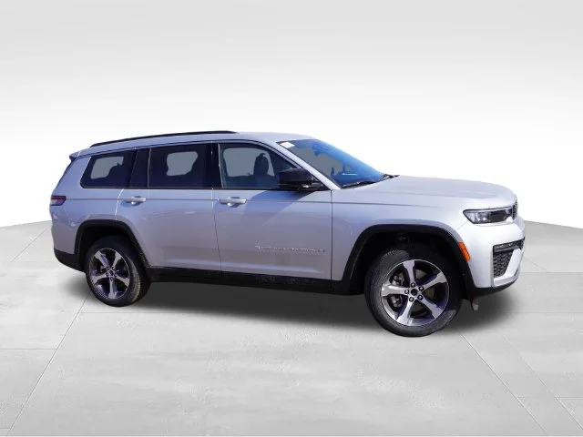 New 2026 Silver Zynith Exterior Paint Jeep Limited image 2