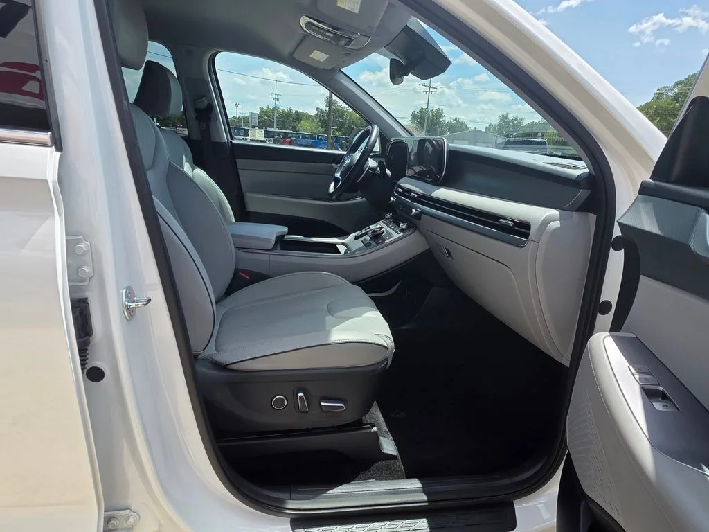 Used 2025 White Hyundai SEL image 13