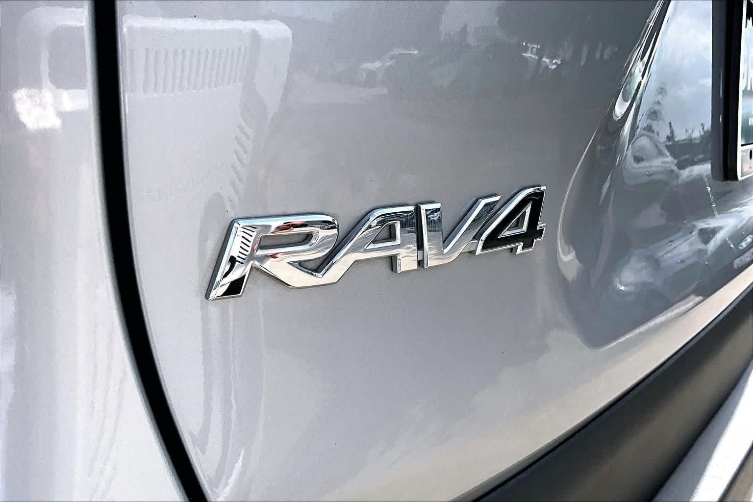 Used 2021 Silver Sky Metallic Toyota XLE Premium image 28