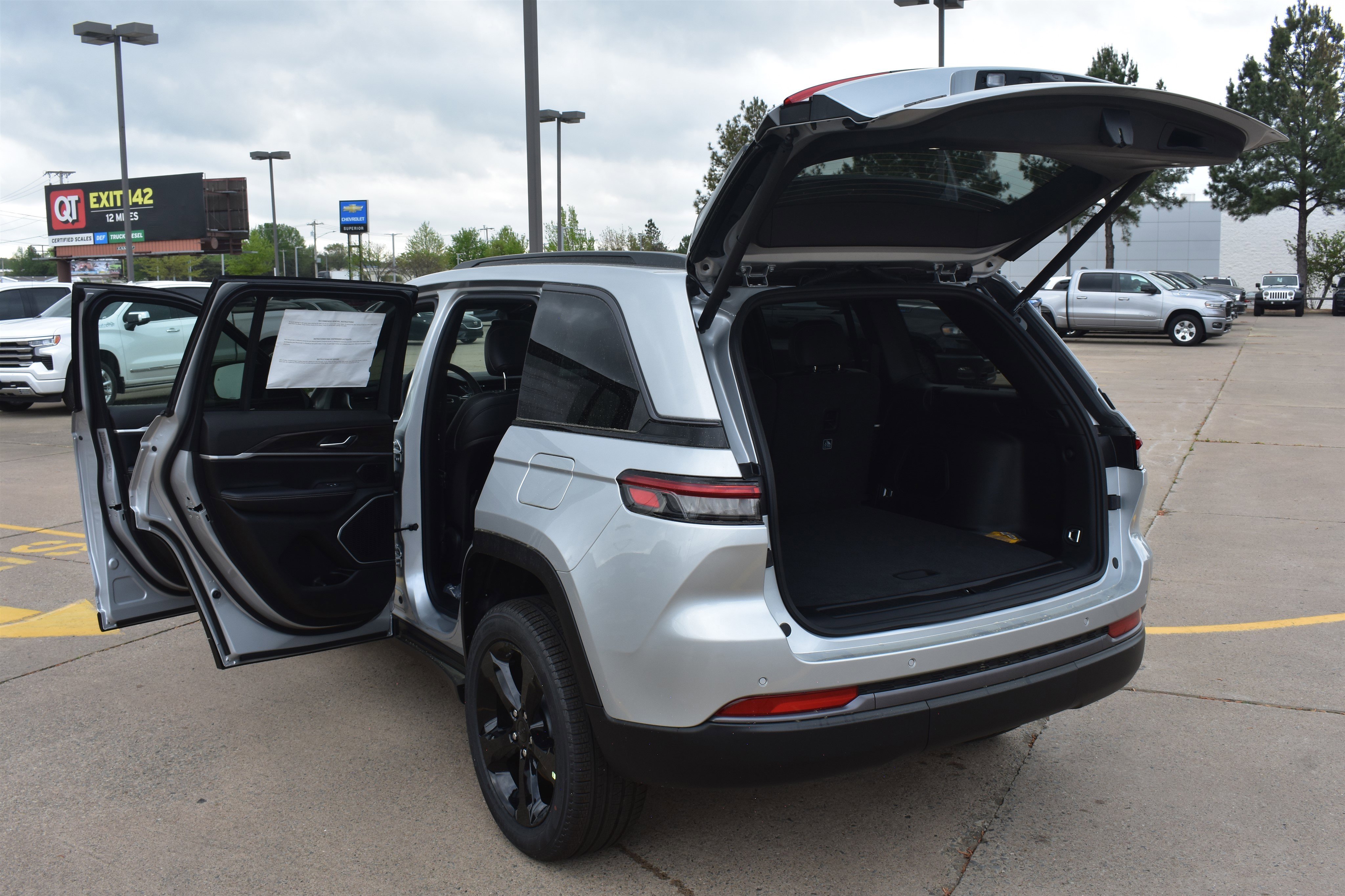 New 2026 Silver Zynith Exterior Paint Jeep Limited image 17