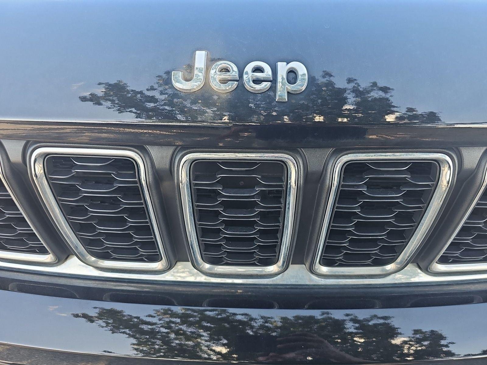 Used 2023 Diamond Black Crystal Pearlcoat Jeep Laredo image 11