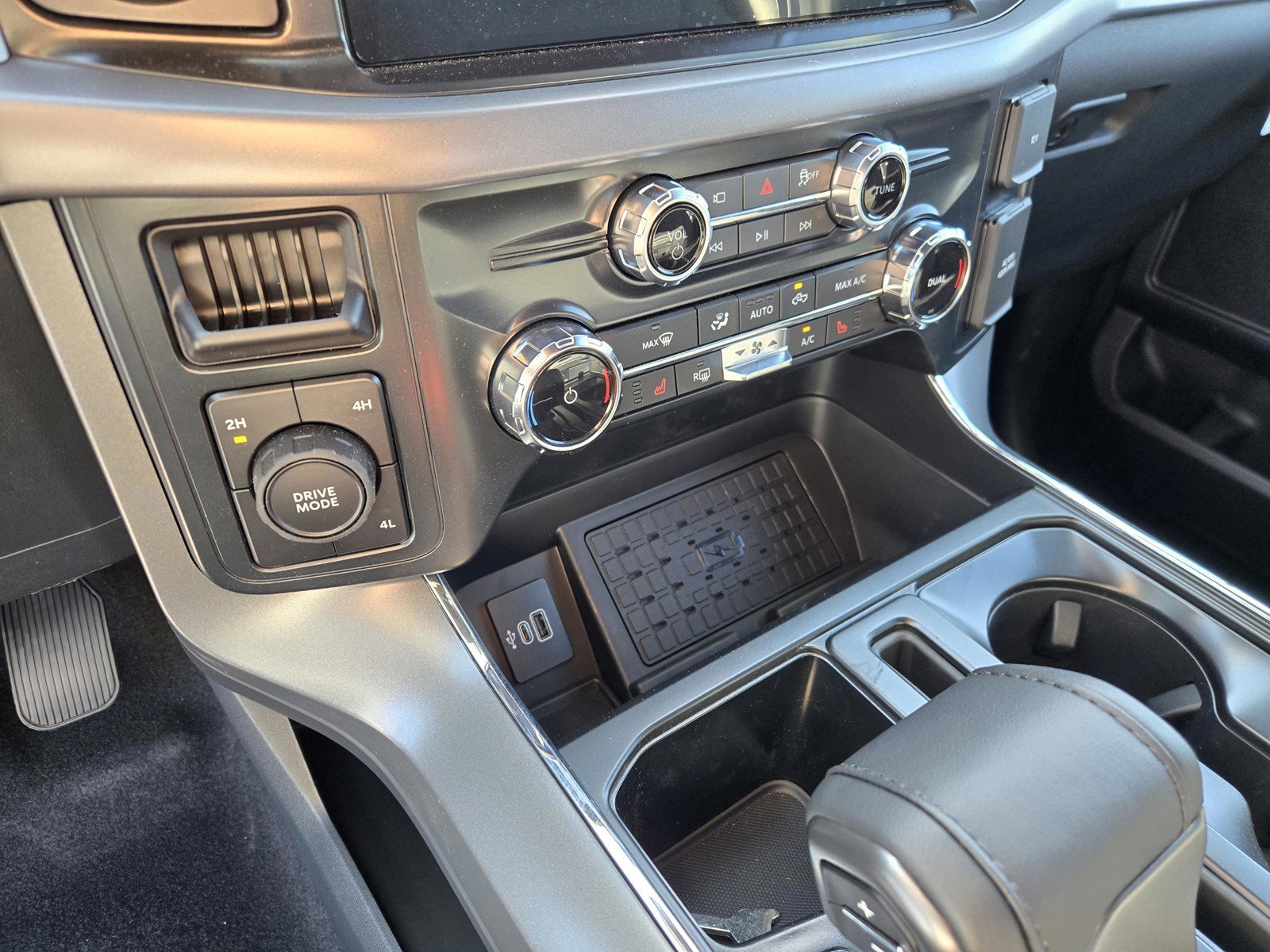 New 2026 Oxford White Ford XLT image 12