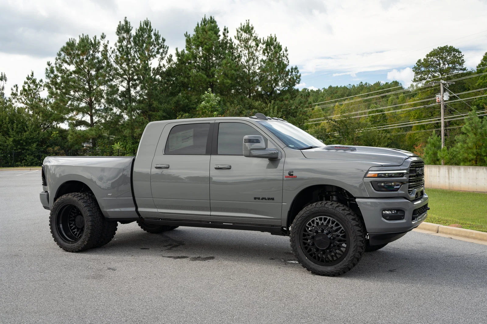 New 2026 Ceramic Gray Clear-Coat Exterior Paint RAM Laramie image 24