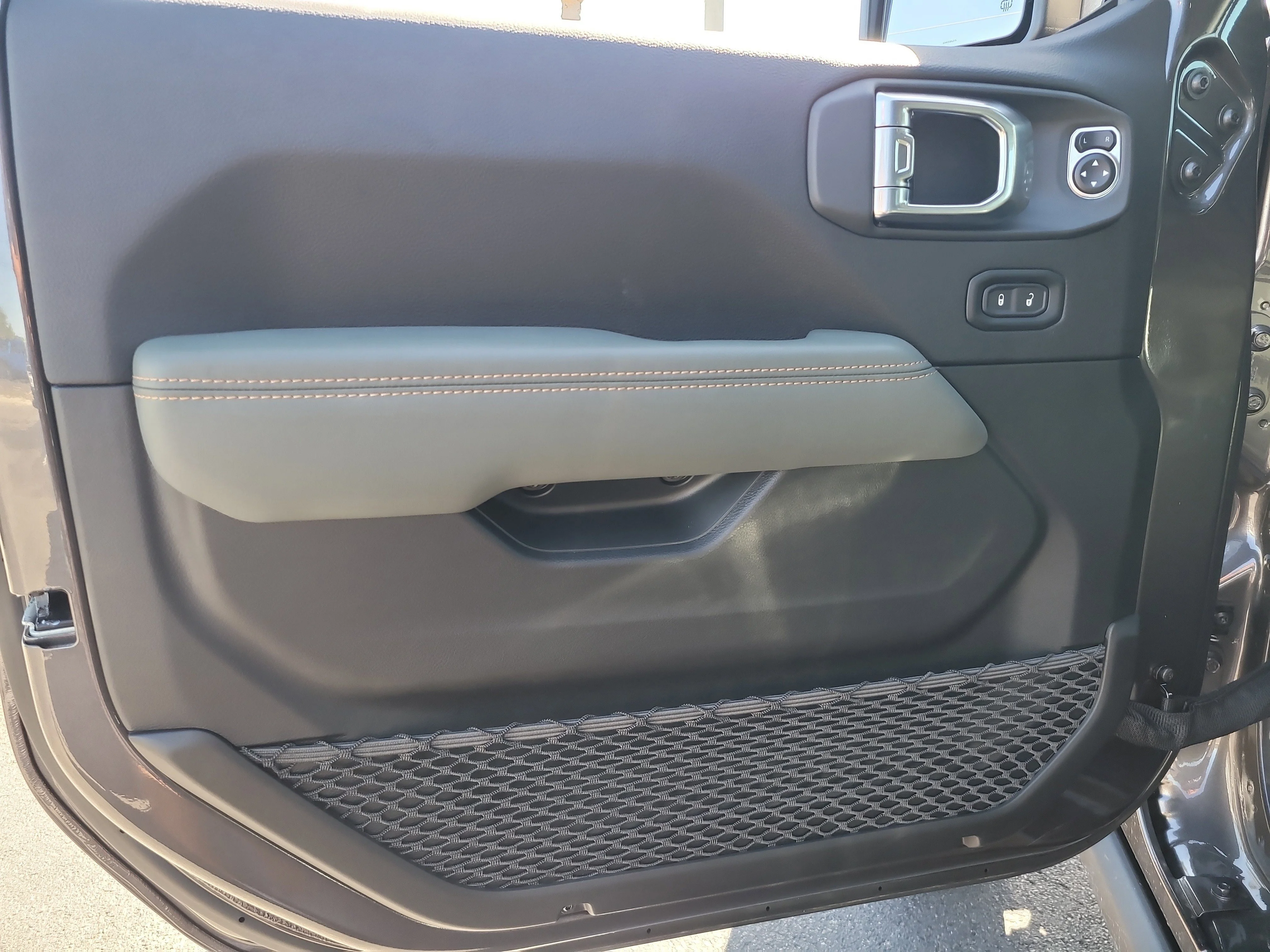 New 2026 Granite Crystal Metallic Clearcoat Jeep Mojave X image 12