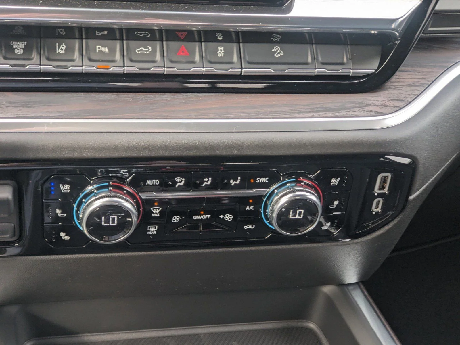 New 2025 White Frost Tricoat GMC SLT image 39
