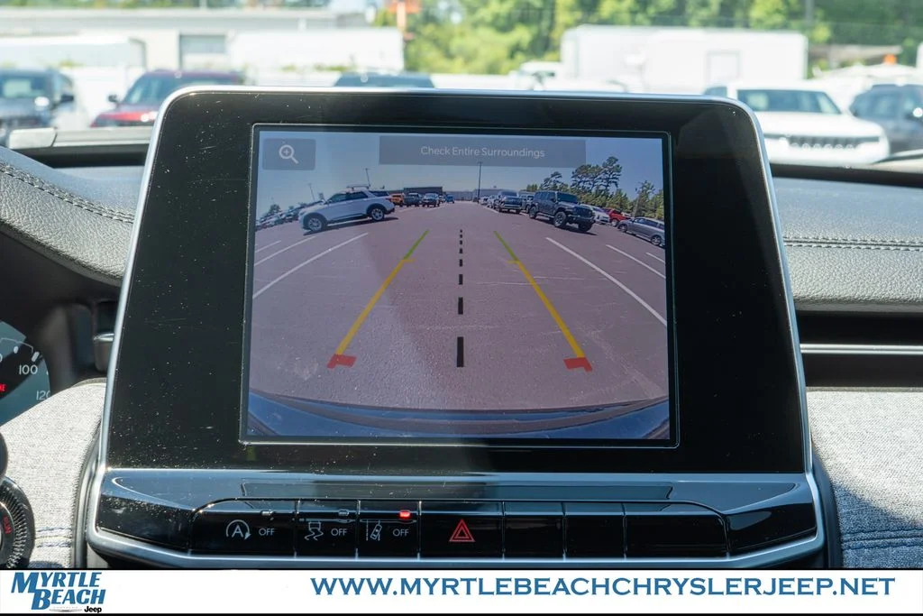 Used 2025 Diamond Black Crystal Pearlcoat Jeep Latitude image 20