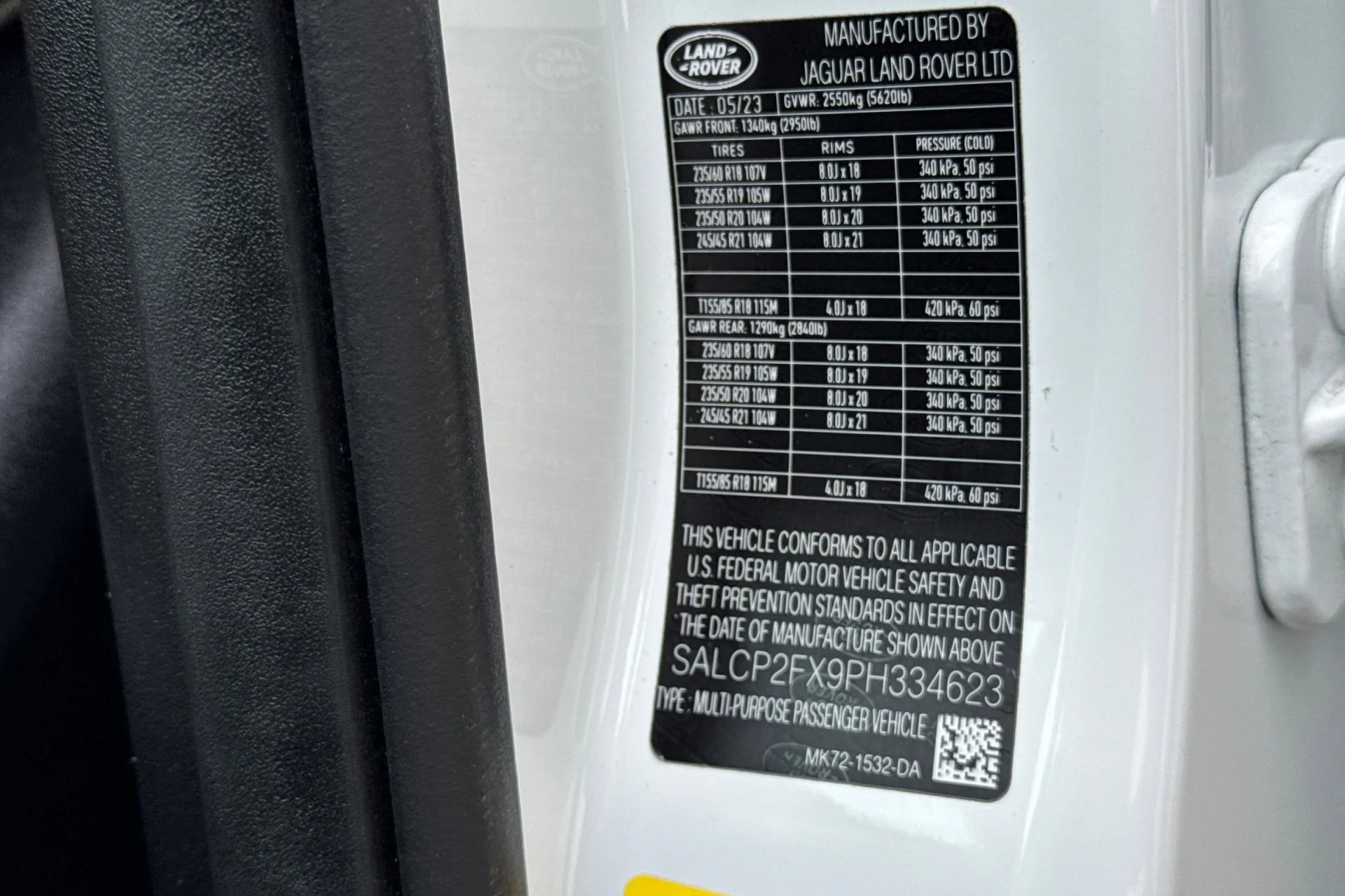 Used 2023 White Land Rover SE image 29