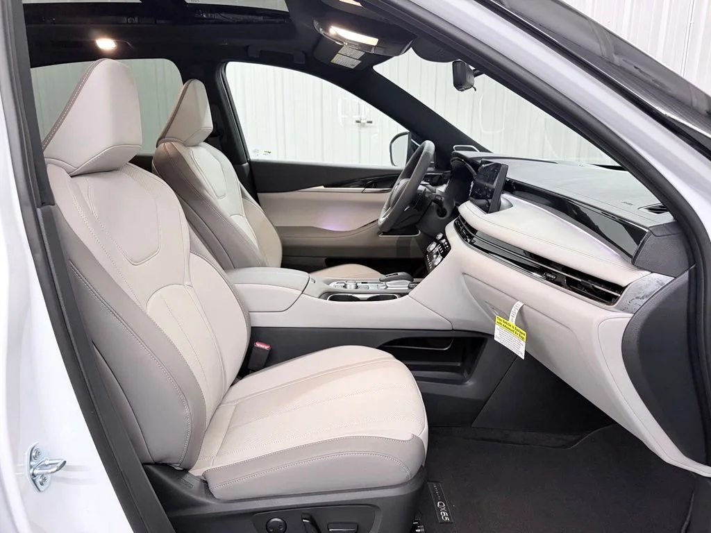 New 2027 White / Black INFINITI SPORT image 50