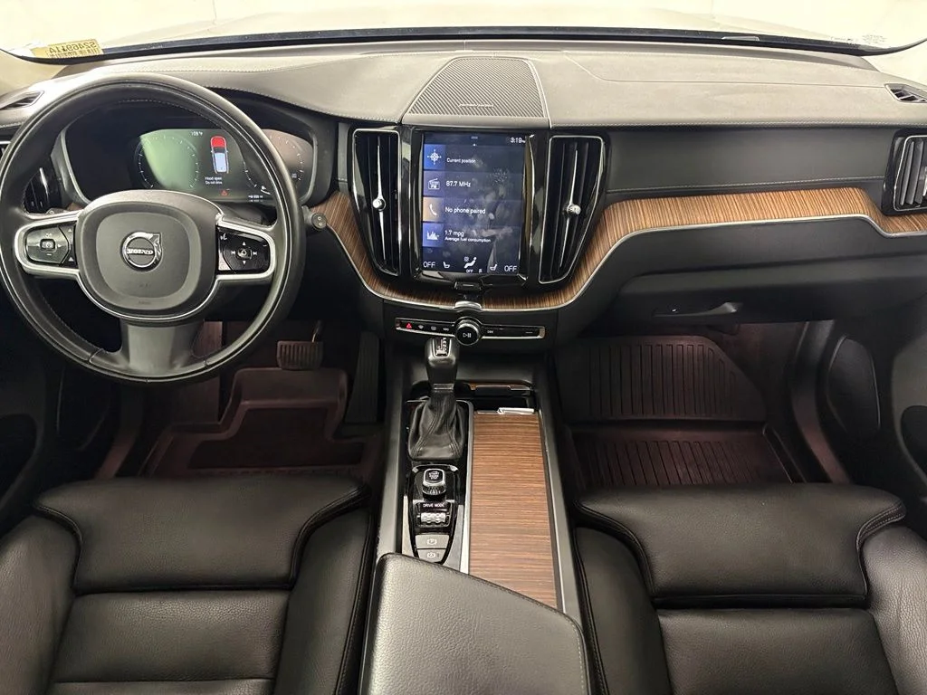 Used 2020 Onyx Black Metallic Volvo T5 Inscription image 32
