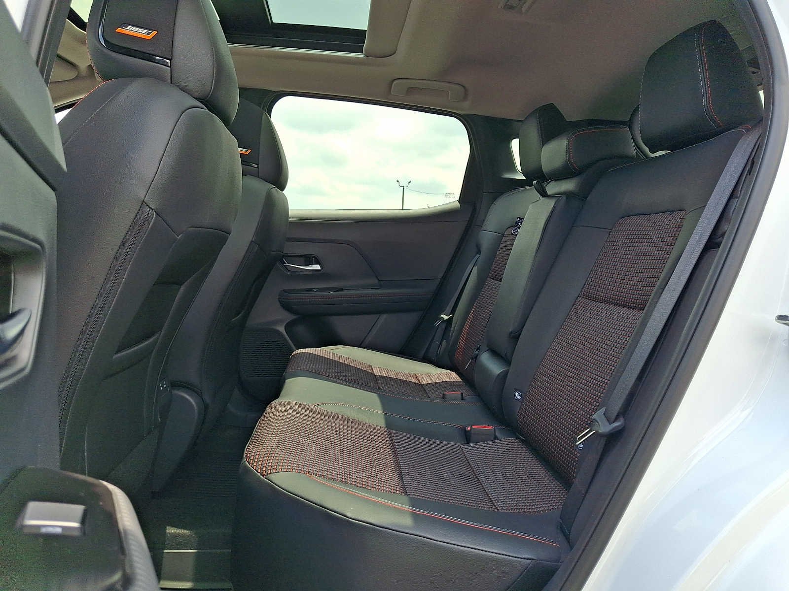 Used 2025 Aspen White Tricoat Nissan SR image 13