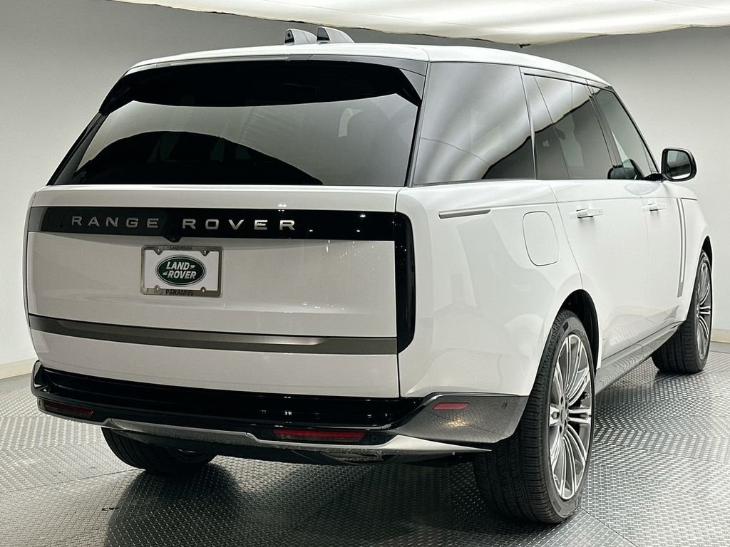 New 2026 Fuji White Land Rover SE image 3