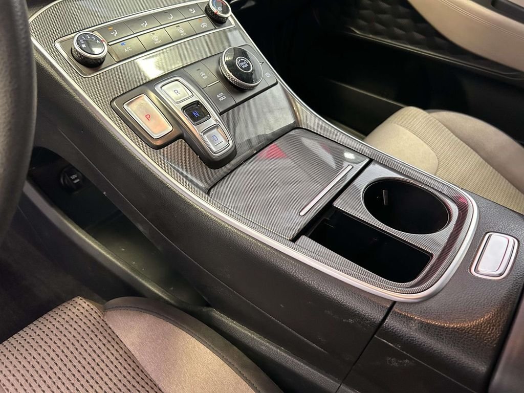 Used 2023 Red Hyundai SE image 18