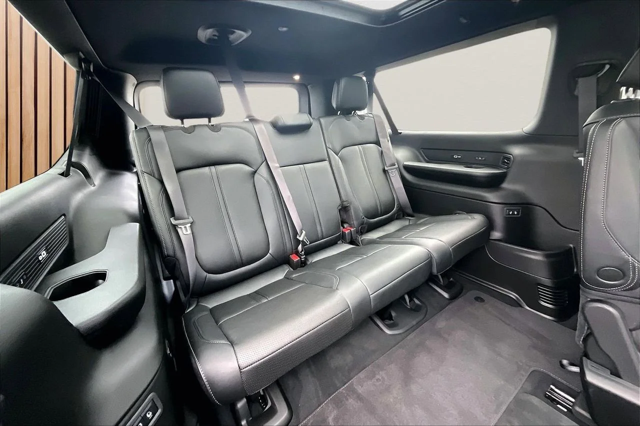 New 2026 Bright White Clear-Coat Exterior Paint Jeep Limited Altitude image 26