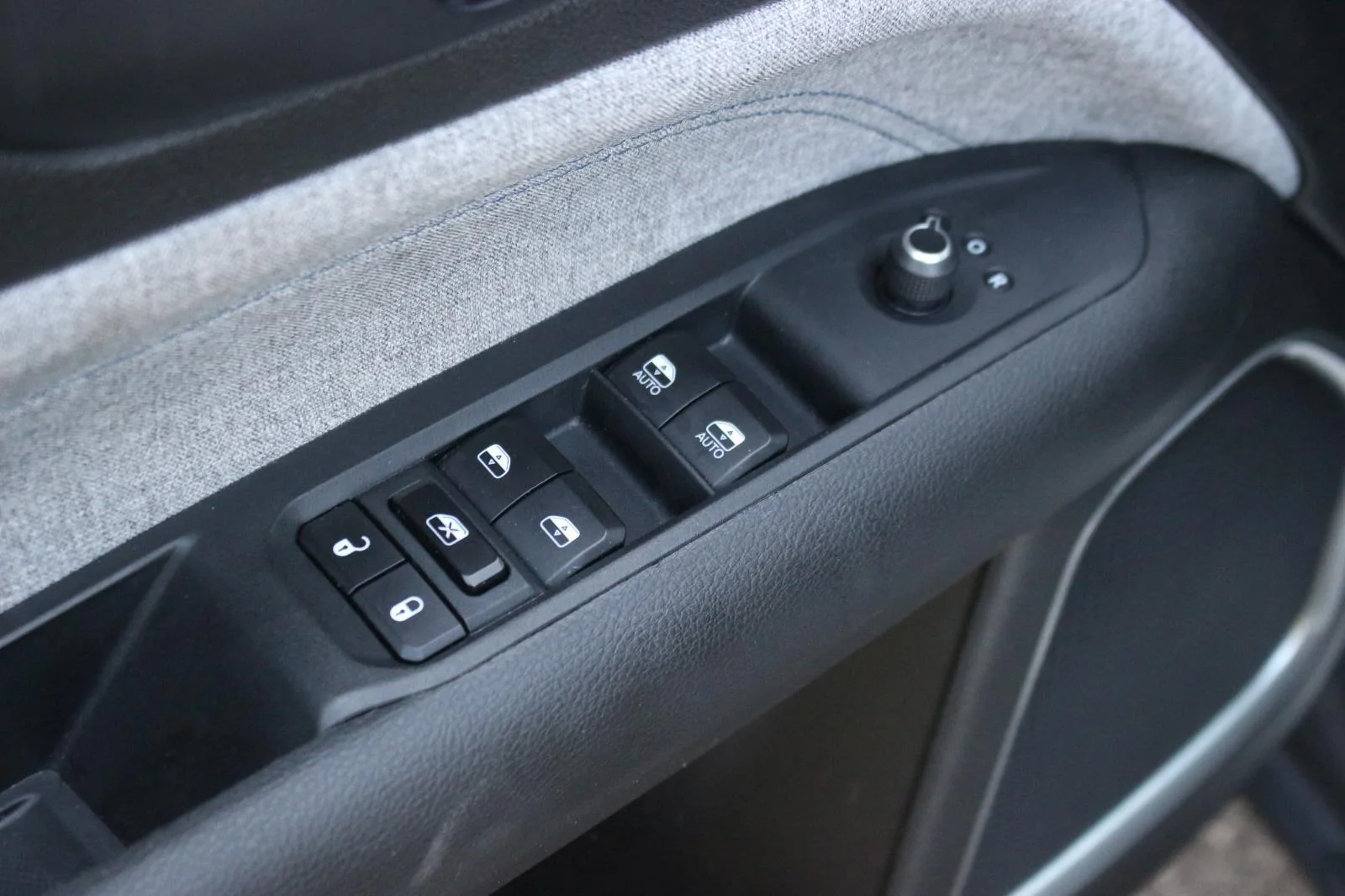 Used 2024 White Jeep Latitude image 13