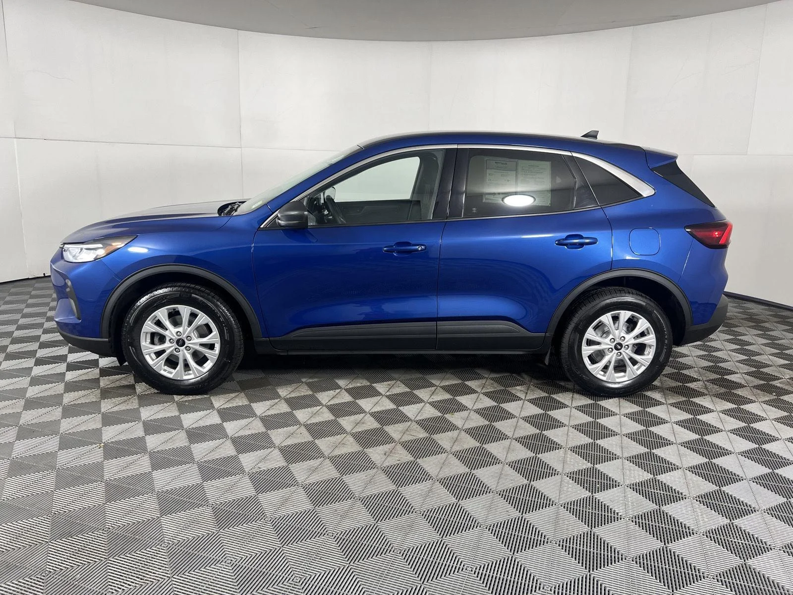 Used 2023 Atlas Blue Ford Active image 17