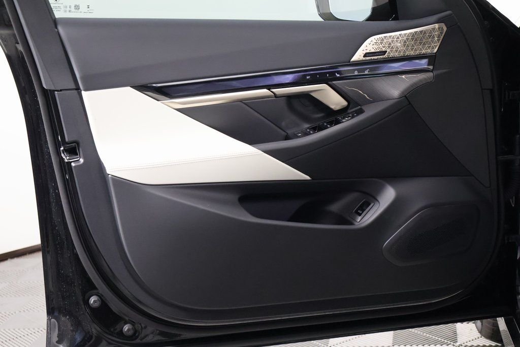 2027 BMW 5 Series 550e - Photo 7