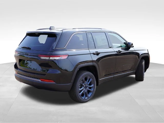 New 2026 Diamond Black Crystal Pearl-Coat Exterior Paint Jeep Limited image 3