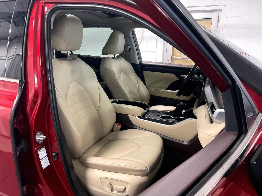 Used 2021 Pearl Toyota XLE image 11