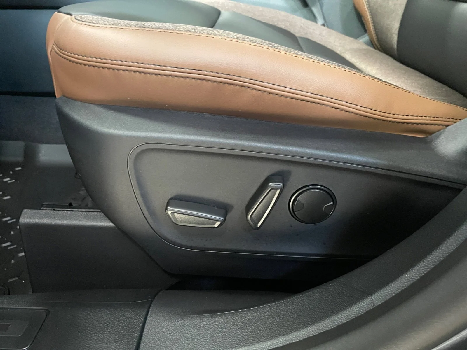 New 2026 Carbonized Grey Metallic Ford Outer Banks image 14