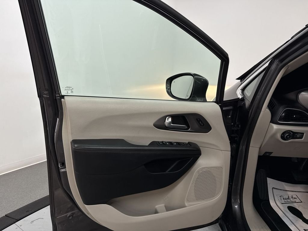 Used 2020 Crystal Metallic Chrysler Touring L image 14