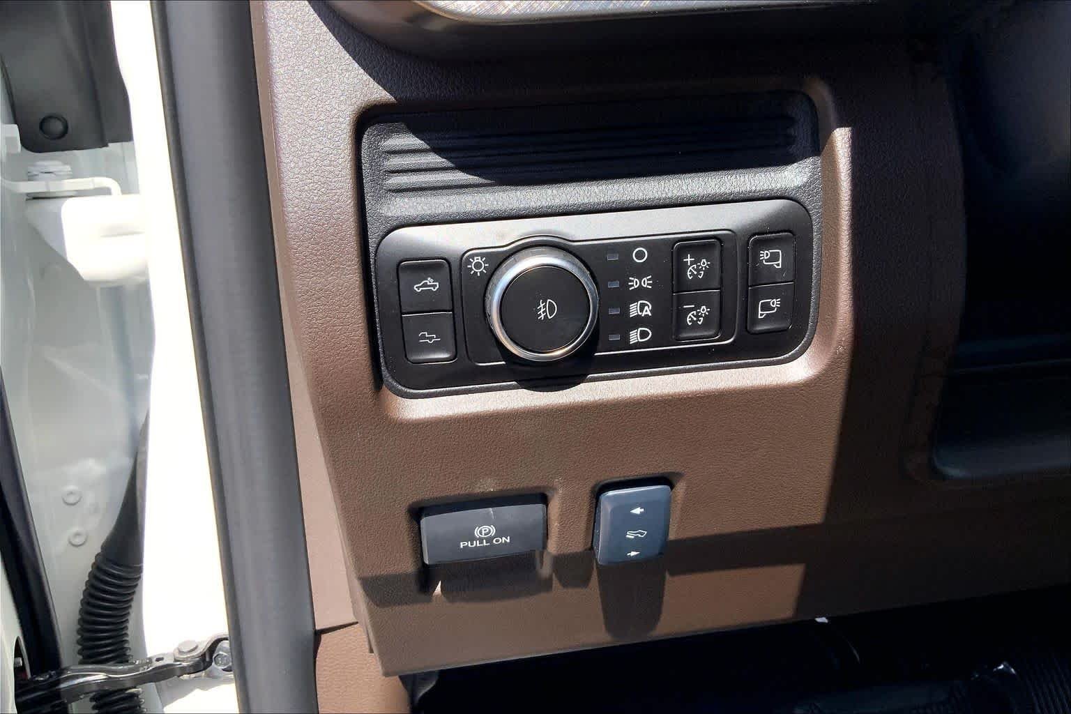 New 2027 Star White Metallic Tri-Coat Ford F-350® King Ranch® image 20