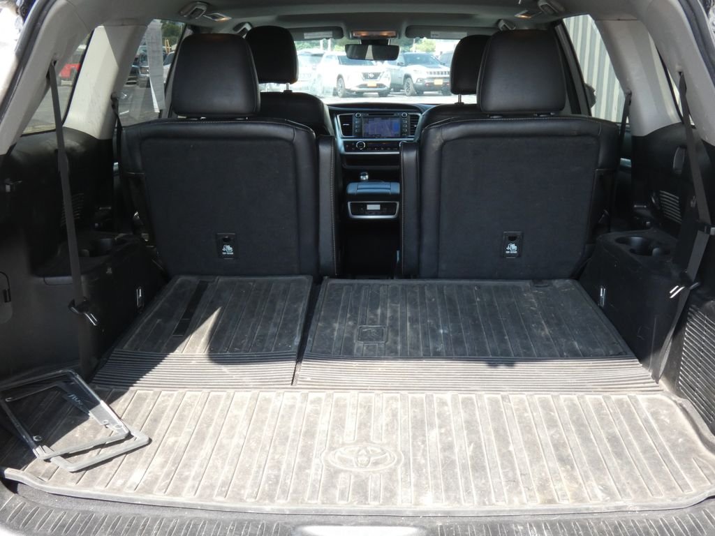 Used 2019 Gray Toyota XLE image 33