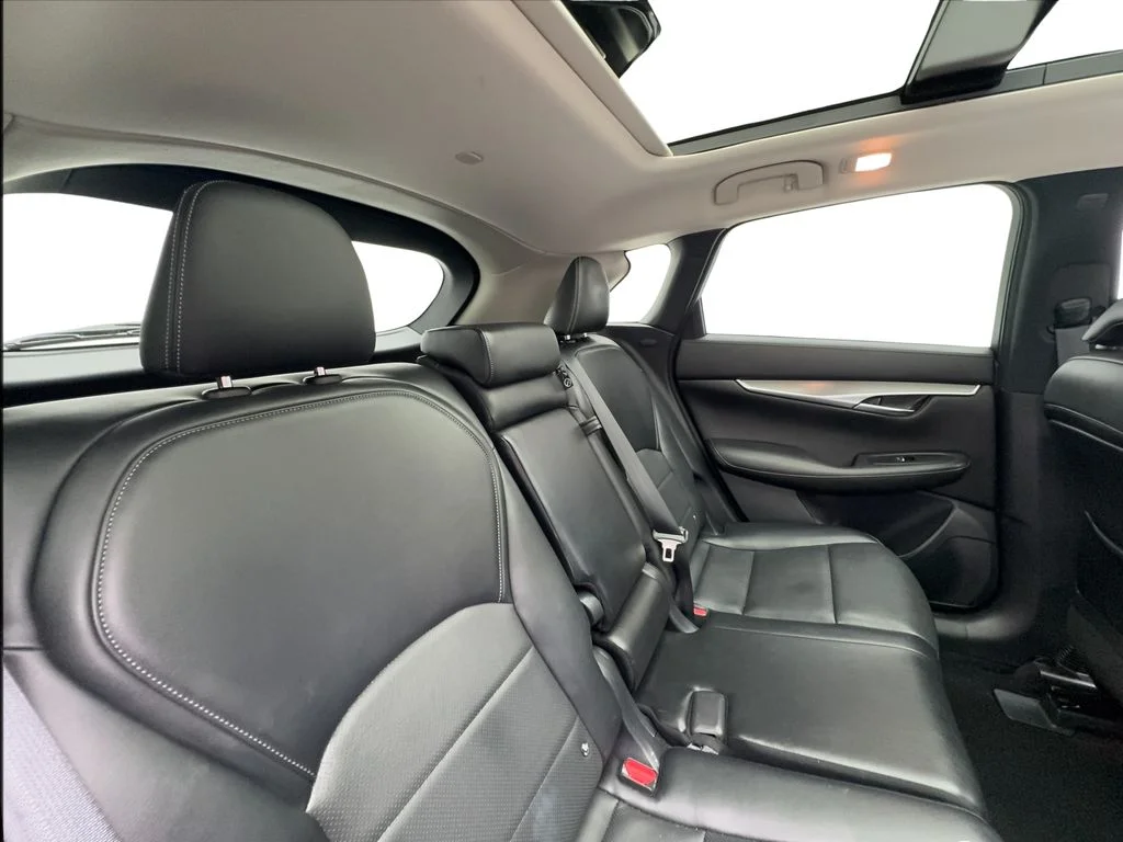 Used 2023 White INFINITI LUXE image 26