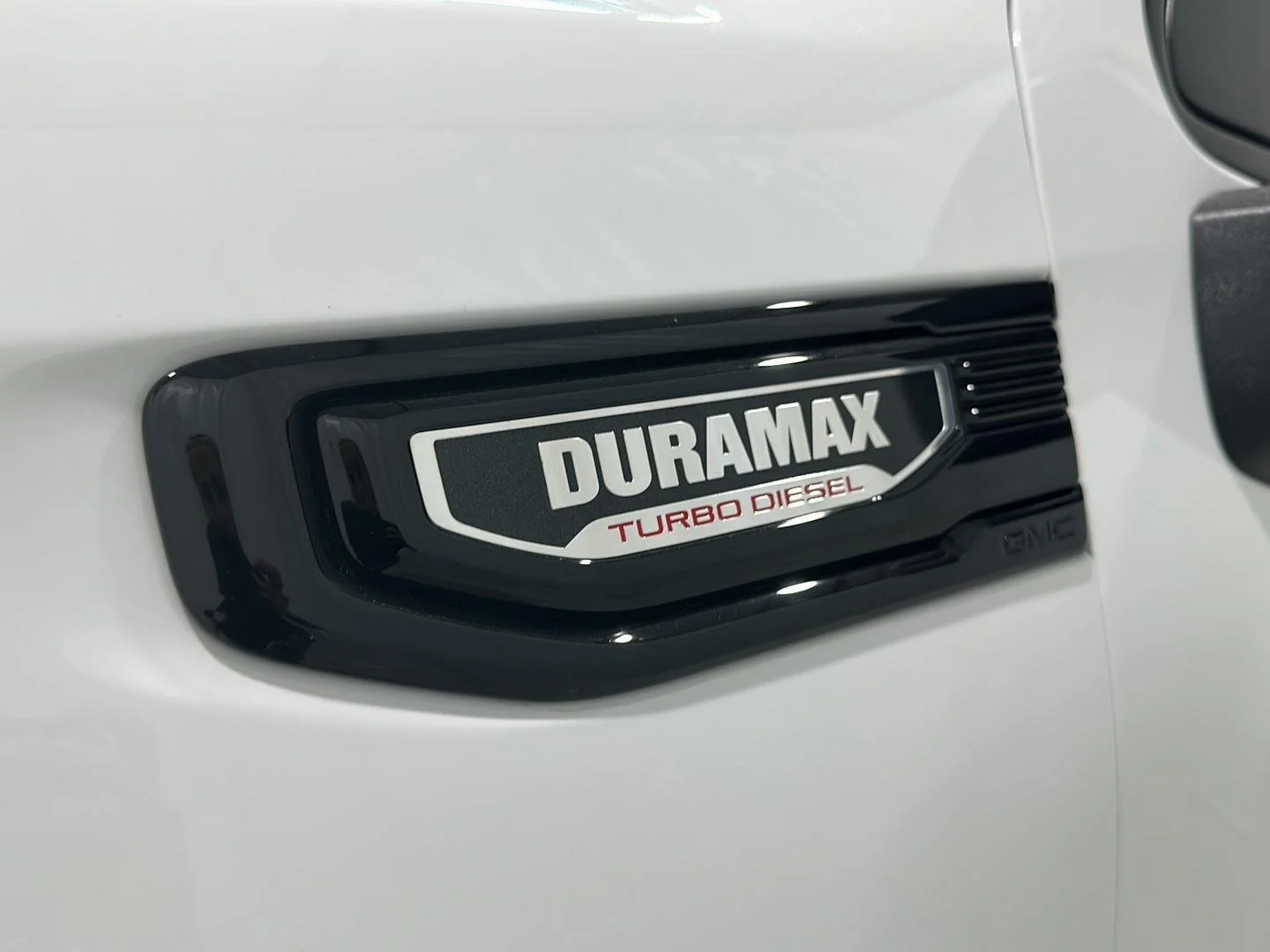 Used 2025 Summit White GMC Elevation image 30