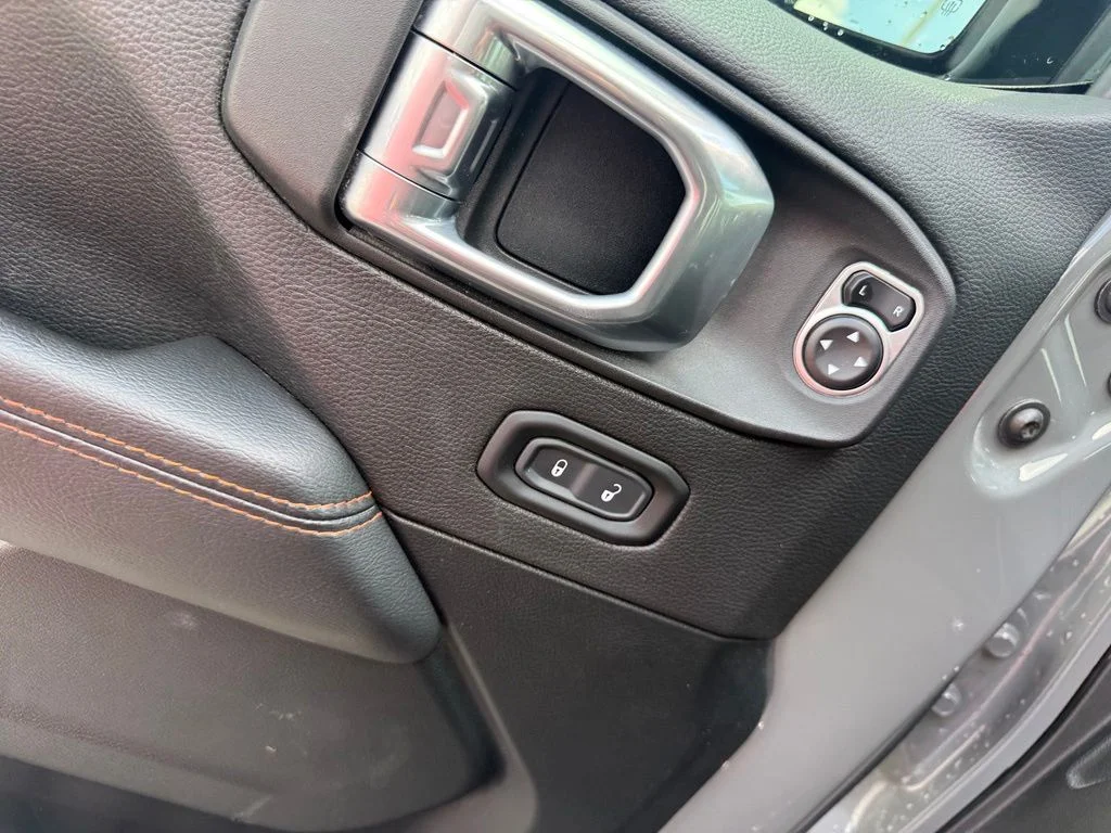 Used 2021 Gray Jeep Mojave image 6